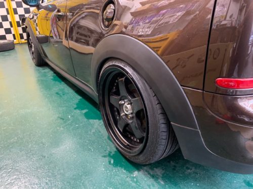 ミニクーパー R55クラブマン 車高調取付け ｜ 大阪の板金塗装なら 