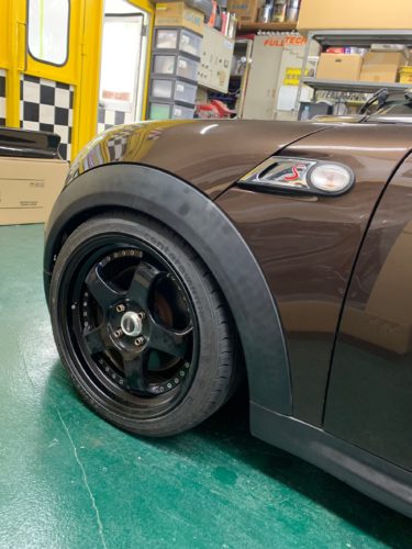ミニクーパー R55クラブマン 車高調取付け ｜ 大阪の板金塗装なら  