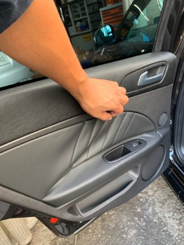 アルファロメオのドア内張りレザー剥がれの修理 株式会社フルテック 板金塗装専門店 国産から外車スーパーカーまで幅広く対応してます