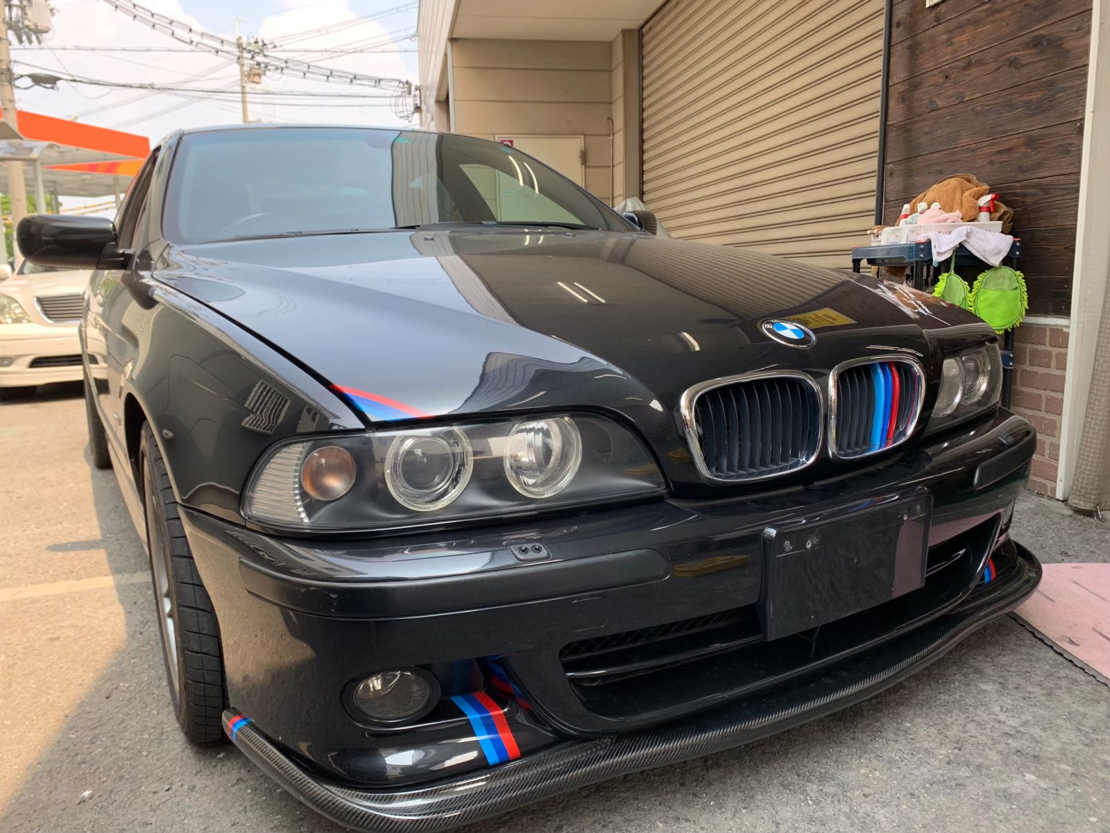 BMW　M5を現行の青色に全塗装しました。