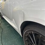 オーナー様より、駐車中に右リアフェンダーをぶつけてしまい、大きく凹んでしまったとのご相談を受けました。お車への愛情が深いオーナー様で、修理後の仕上がりを非常に気にされていらっしゃいました。